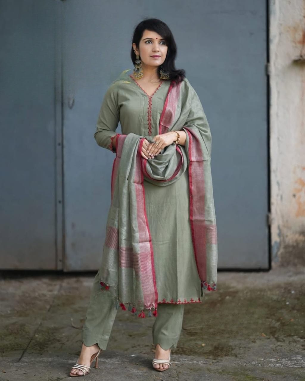 Light Grey Cotton Kurta Pant Set with Pink Border Dupatta