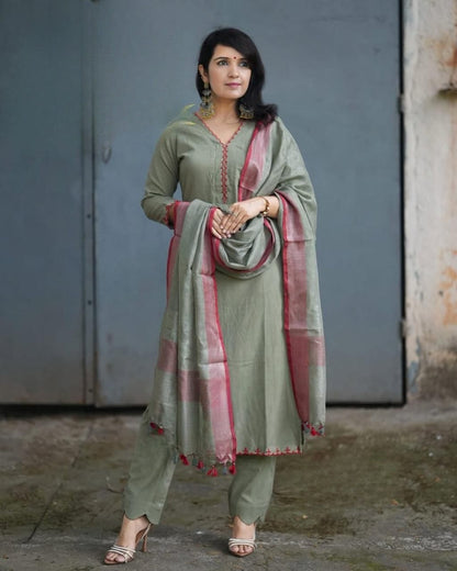 Light Grey Cotton Kurta Pant Set with Pink Border Dupatta